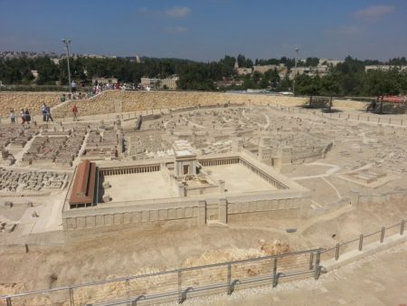 שחזור בית המקדש של הורדוס בדגם הולילנד במוזיאון ישראל. Photo by Yehuda, via Wikimedia Commons
